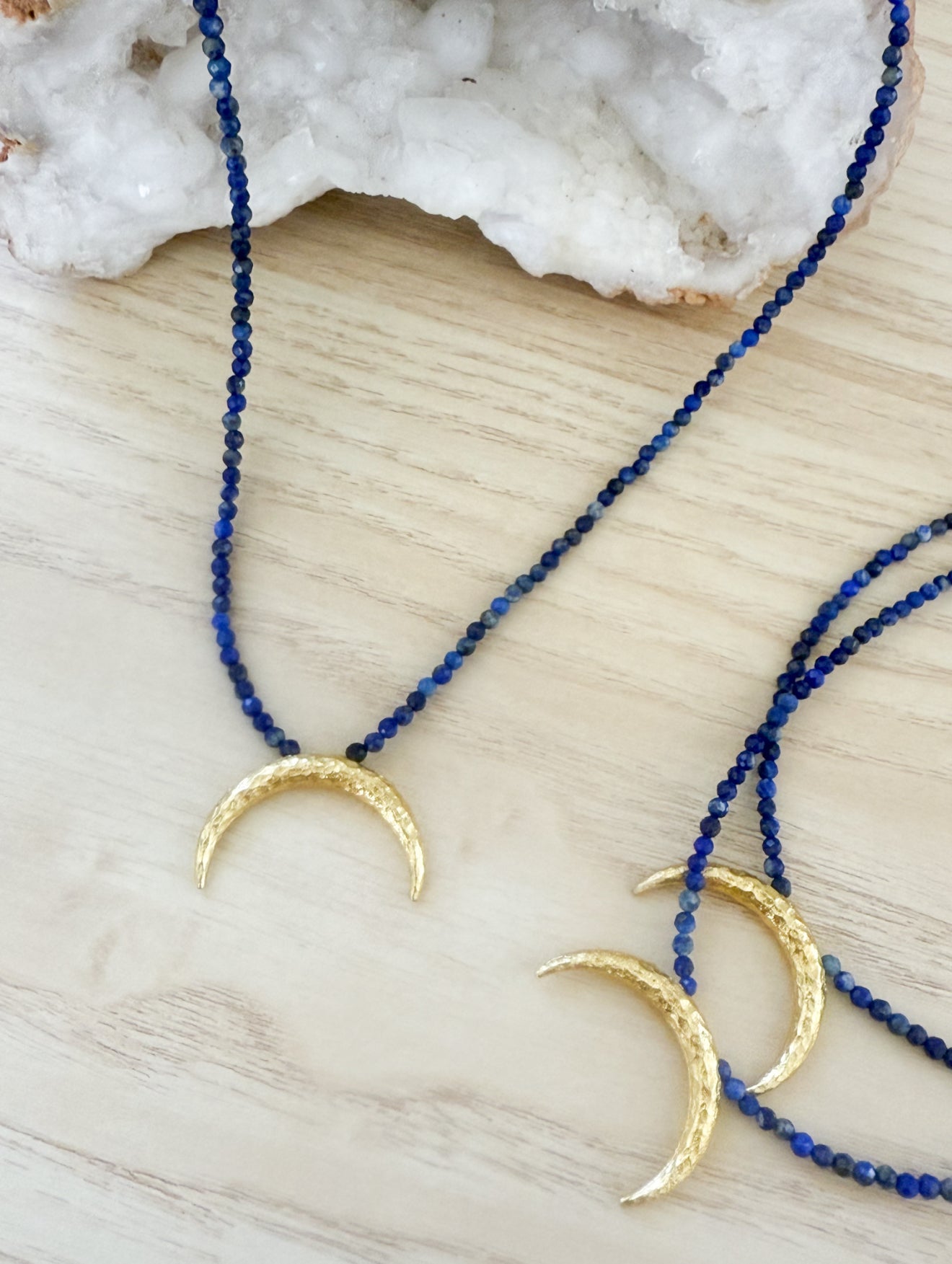 Lápiz Lasuli Crescent Moon Necklace